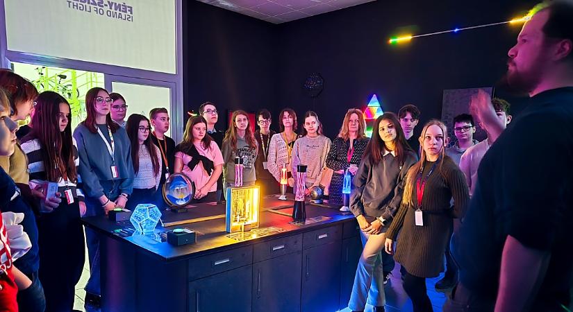 Világíts bele a tudományba: új attrakcióval ünnepel a debreceni Agóra – videóval