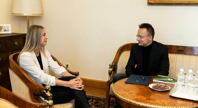 „Felháborító és botrányos” – Szijjártó szerint Bondár Anna a tettekben, nem a hangoskodásban hisz, szemben az ukrán teniszezővel