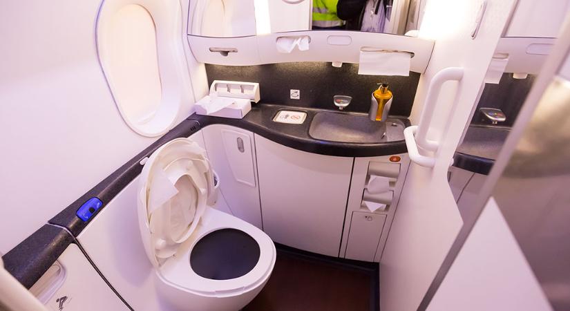 Szivárgás miatt módosítani kell számtalan Boeing 787-es mosdóit