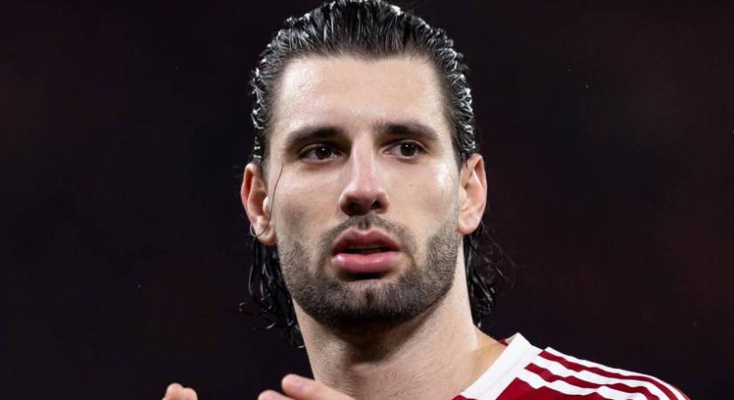 Szoboszlai Dominik kislánya ilyen luxi magángépen utazik: irtó cuki hajasbaba a friss képen