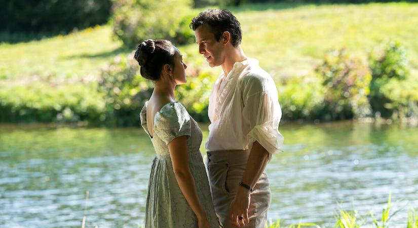 Felháborodtak a Bridgerton-rajongók – Luke Thompson reagált a kínos lépcsőházi jelenetre