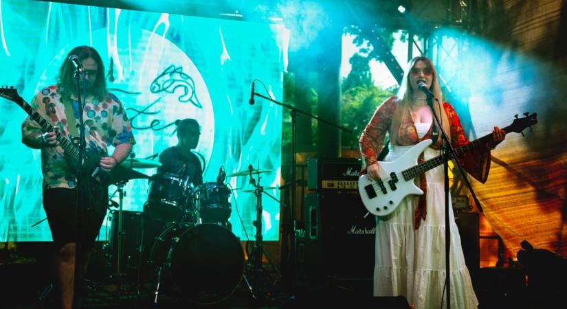 Majdnem minden dalt különböző stúdióban vett fel a debreceni együttes: ez adja a kislemezük különleges hangzását