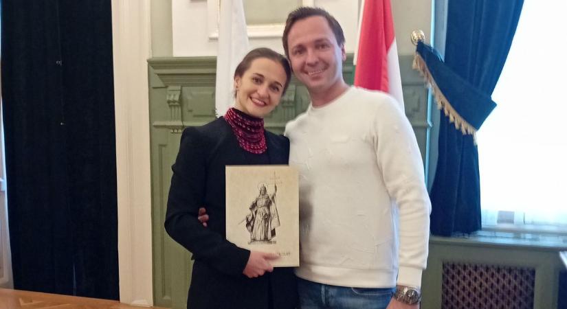 Eddig csak a szívben, mostantól papíron is magyarok - Nyolcan állampolgárságot kaptak Győrben