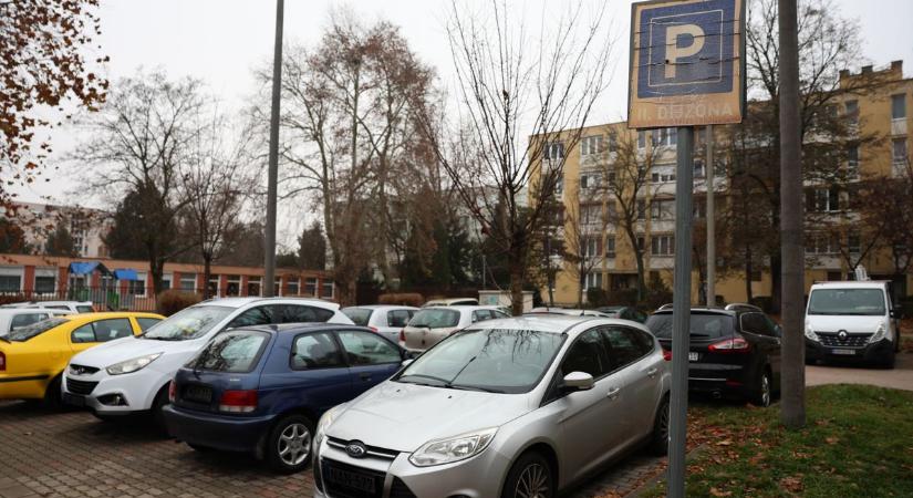 Új helyen a parkolás ügyintézése Tatabányán: ide költözött az ügyfélszolgálat