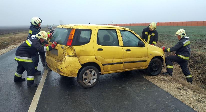 Nagy a baj: árokba sodródott egy autó, lezárták az utat, mentők a helyszínen