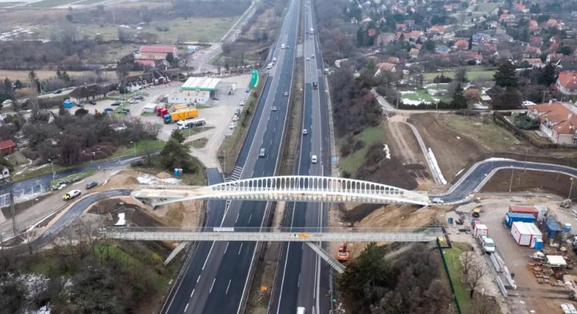 Megépült a gyalogos-kerékpáros híd az M7 autópálya felett Velencénél