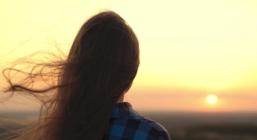 Mosni vagy nem mosni: szépségtrend a kócos haj