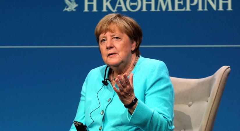 Még Angela Merkel meztelen fotóját is elküldték Epsteinnek