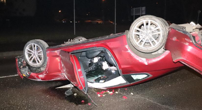 Tetőre tettek egy Mustangot Budapesten