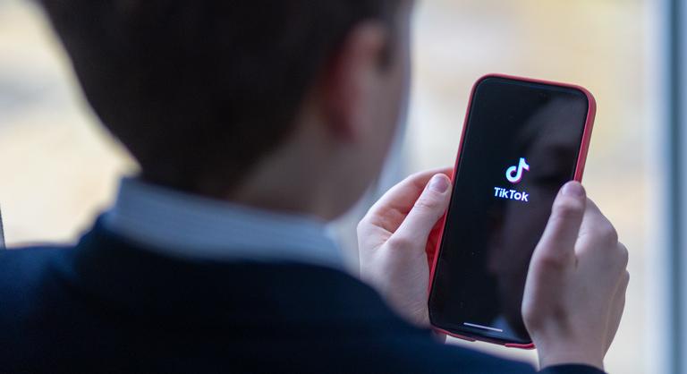 Az Európai Bizottság szerint a TikToknak változtatnia kell alapvető kialakításán