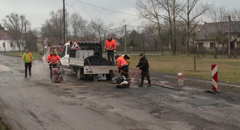 Megnövelt létszámmal javítják az úthibákat Debrecenben – videóval