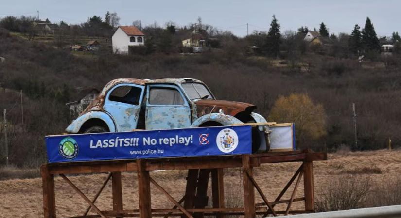 Roncsautó figyelmeztet Sátoraljaújhelynél