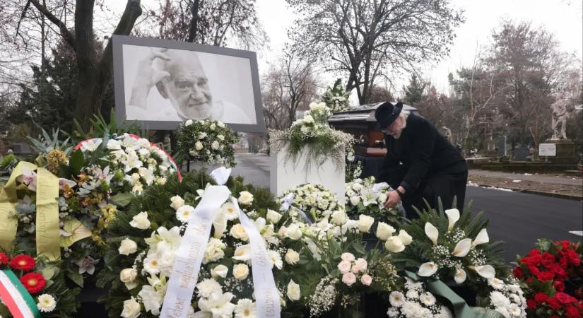 Többszázan gyűltek össze Tarr Béla temetésére, Krasznahorkai és Karácsony is mond beszédet