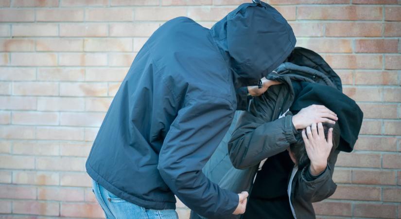 Iskolai zsarolás: feljelentéssel fenyegetőzött és 10 ezer forintot követelt az osztálytársától egy diák