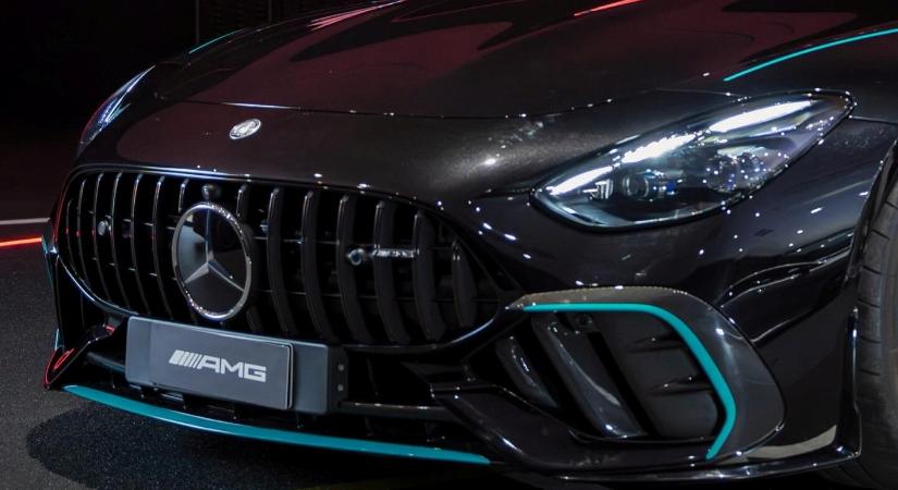 Elképesztő és ritka céges autót kapott a Mercedes F1-es pilótája