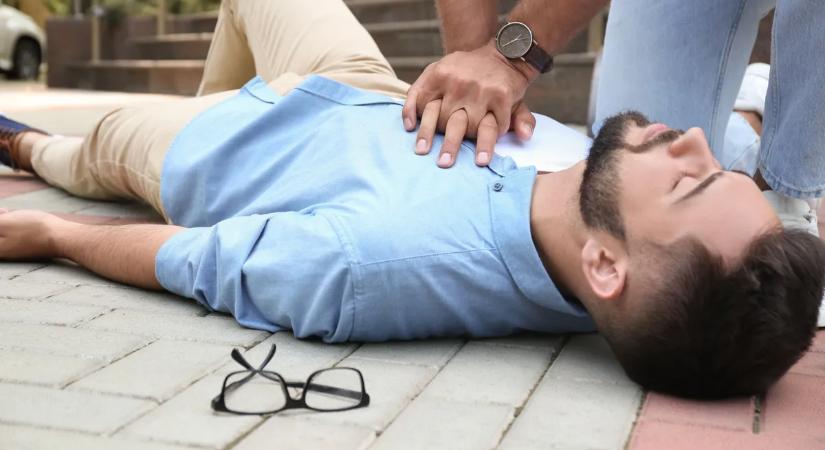 Nem várt a mentőre: szomszédja kezdte meg a férfi újraélesztését Budapesten