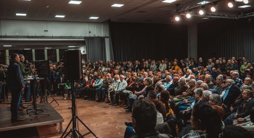 Péterfalvi nem vizsgálja, hogyan kerültek a kormányhoz a gyöngyösi roma tüntetők bűnügyi adatai