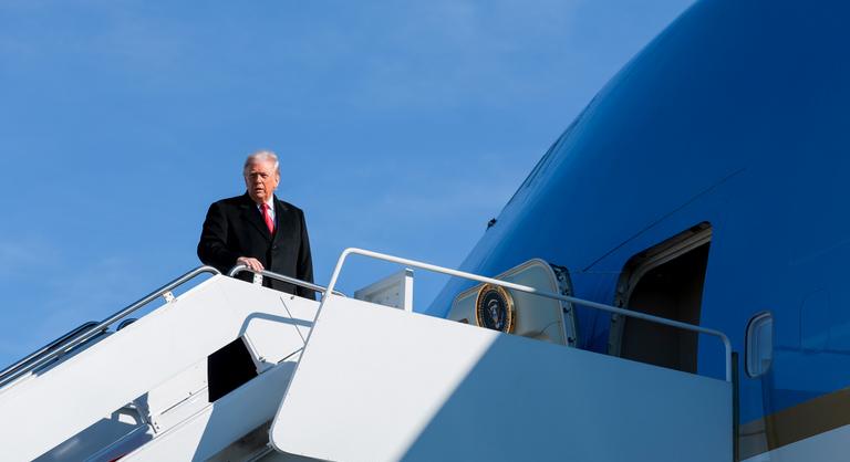 Donald Trump végre elmondta, hogy miért nem alszik soha a repülőgépeken