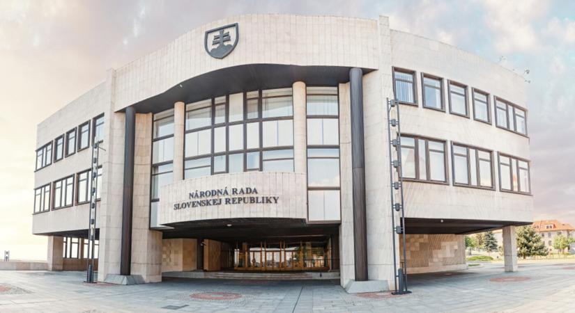 Kevesebbett dolgoznak, de több pénzt kapnak a képviselők