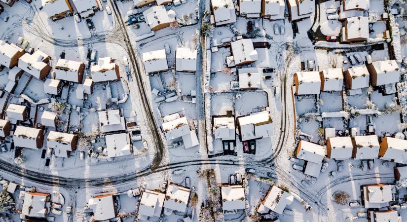 Hó, közlekedési káosz és iskolai bezárások Dániában