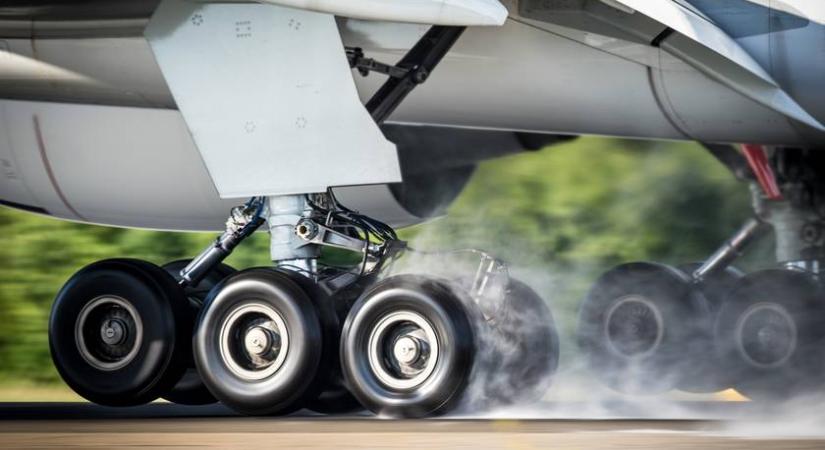 Kifutópálya helyett a gurulóúton gyorsult a repülő – 200 km/óránál kellett vészfékeznie
