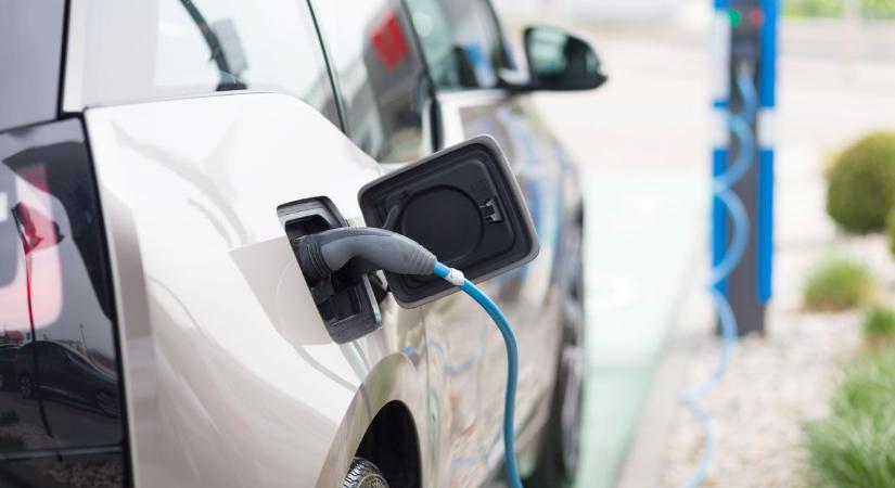 Európa még mélyebben a bajban, újabb nagy autógyártó kénytelen leszámolni elektromos álmaival – milliárdosak a veszteségek után zuhan az árfolyam