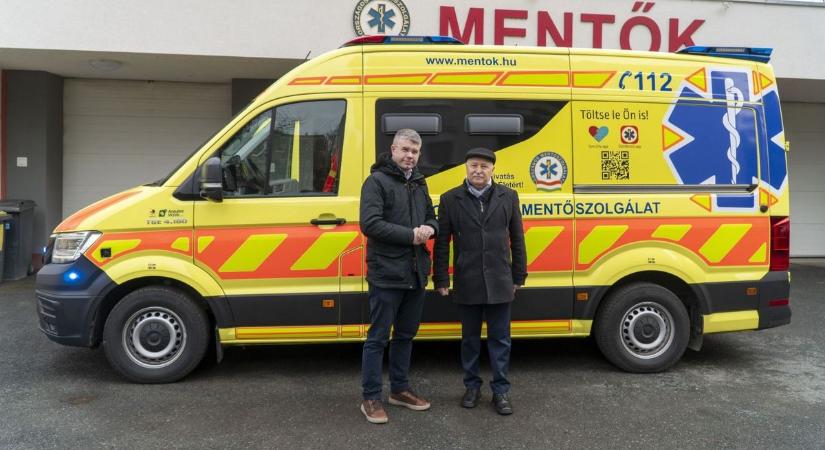 Szolgálatba állt az új mentőautó Sárváron - fotó