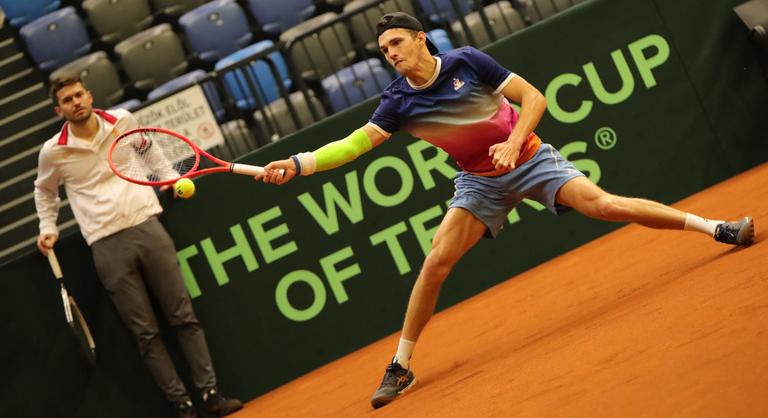 Második számú játékosunk, Piros Zsombor kezdi az amerikaiak elleni tenisztörténeti párharcot