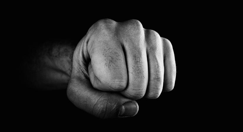 Hárman ugrottak neki áldozatuknak a HÉV-végállomáson, súlyos sérüléseket szenvedett