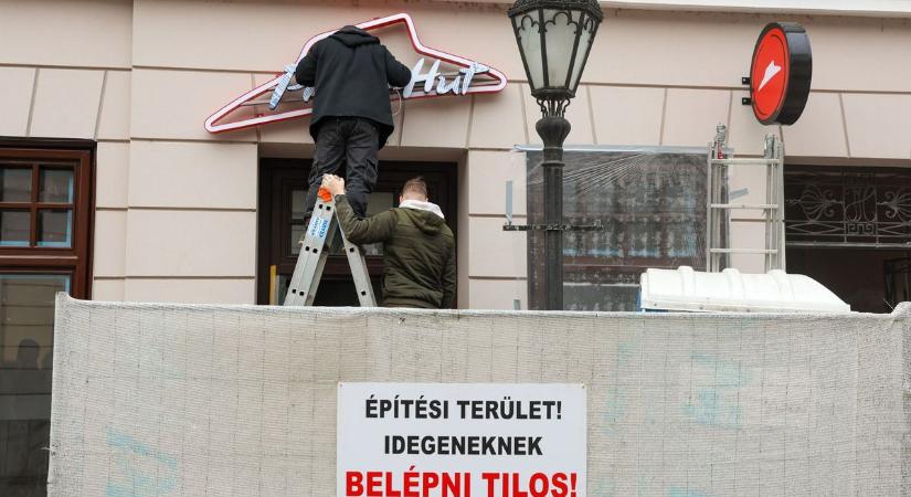 Látványos jel a belvárosban: készül az egri Pizza Hut, már a logót szerelik