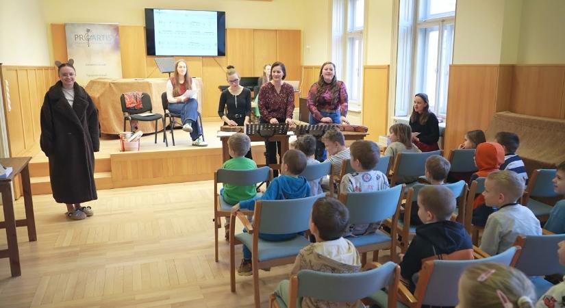 Énekszóval és tánccal űzték el a telet az óvodások a zeneiskolában