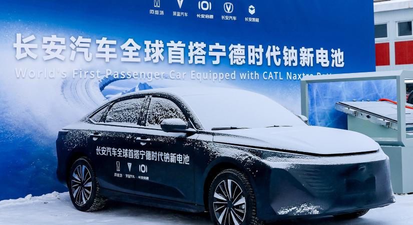 Jönnek a 300 km hatótávú konnektoros hibridek