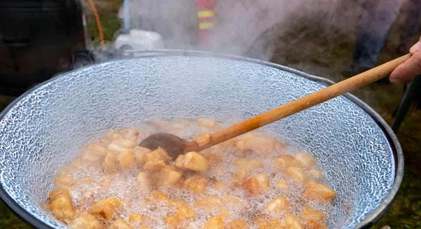 Luxus lett a tepertő? Ennyibe kerül most a disznóvágás sztárja Pécsen – VIDEÓ