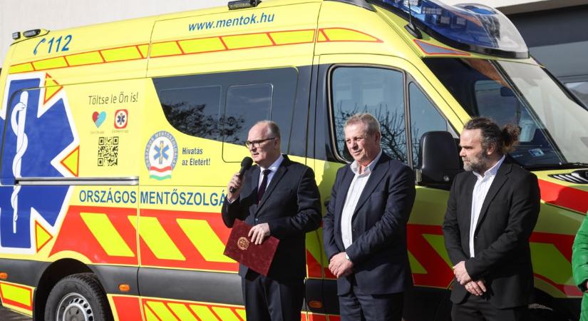 Szirénázva köszöntötte új otthonát a kunszentmártoni mentőállomás legújabb tagja – videóval, galériával