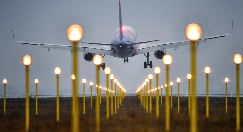 Veszélyhelyzeti kódot adott és idő előtt leszállt Olaszországban egy Wizz Air-gép