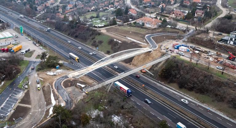 Már tavasszal használható lesz a Velencei-tó melletti, M7-es felett átívelő híd a gyalogosoknak és a kerékpárosoknak