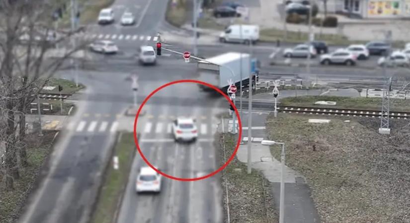 Nyélgázon hajtott át a piroson, pechére a rendőrségi drón mindent rögzített!
