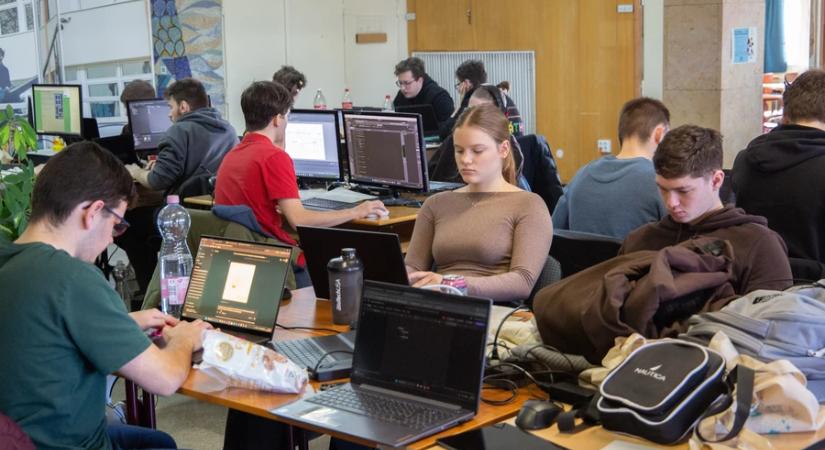 Tíz csapat, nyolc óra, egy feladat - PENdroid finálé a kanizsai kampuszon