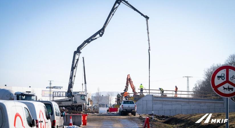 Az M1-es autópálya felújítása, bővítése jól halad, mutatjuk, miért lassabb a forgalom - fotók, videó