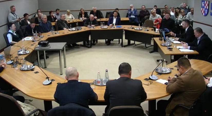 Döbbenetes kérdés a közmeghallgatáson a letartóztatott DK-s alpolgármester ügyében