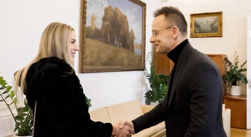 „Ha a sportot rosszindulatú emberek összekeverik a geopolitikával, abból mindig baj lesz” – Szijjártó fogadta a magyar teniszezőt, akivel nem fogott kezet ukrán ellenfele