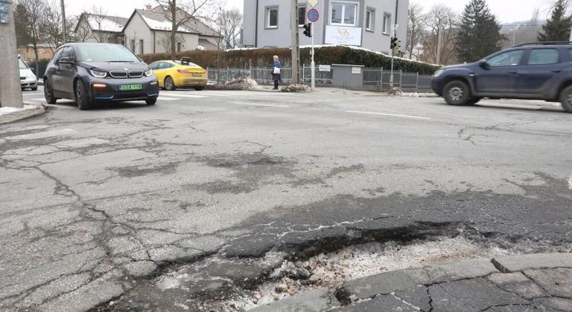 Budapest útjai mára valóságos csatatérré váltak – Kátyús fotógaléria