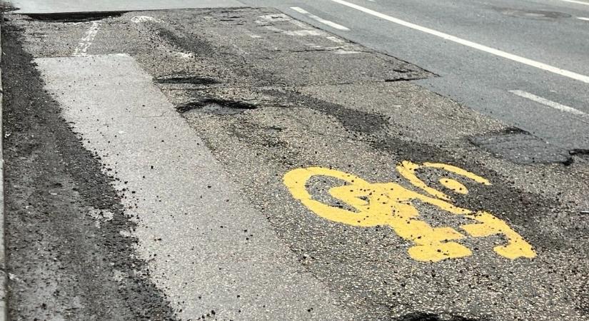 Döbbenetes fotókon a fővárosi kátyúkáosz