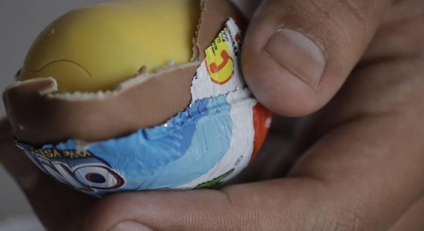 Kinyitottak egy kindertojást a zuglói rendőrök: nem hitték el, mit dugott el benne a férfi