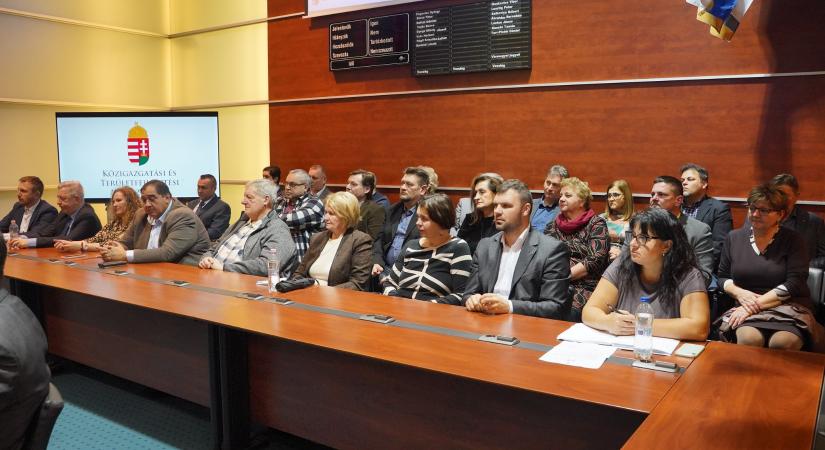 Önkormányzati fórum a vármegyeházán: a települések működéséről és fejlesztéseiről egyeztettek