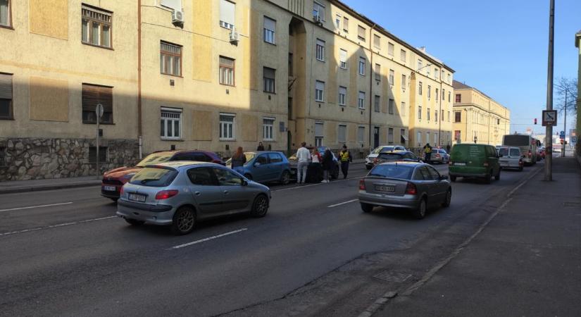 Torlódás a belvárosban: a 6-oson csúsztak egymásba