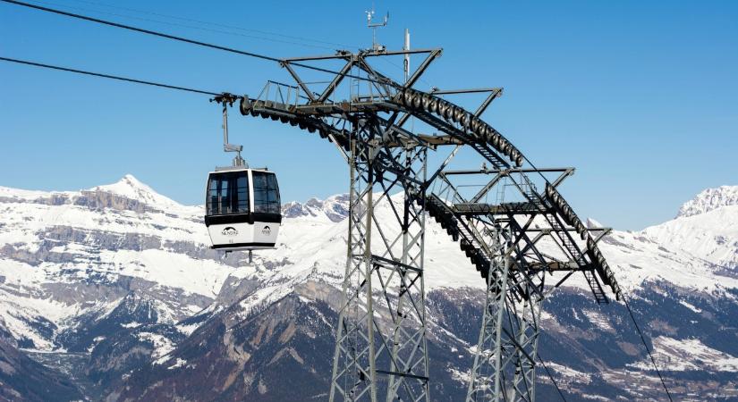 Beragadt a síparadicsom síliftje, órákig lógtak az emberek a magasban – videó