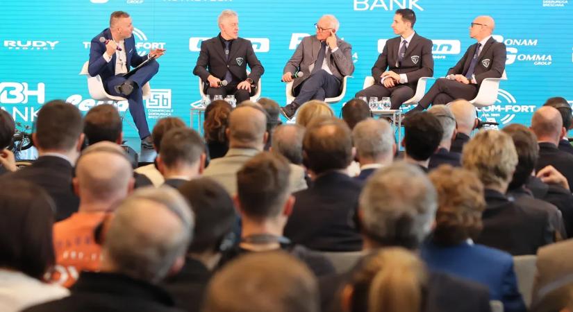 Világklasszisok előtt mutatkozott be az új szintre lépő magyar kerékpárcsapat