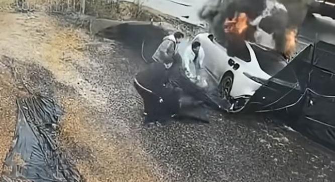 Videón a baleset, amely miatt Kína betilthatta az autók rejtett kilincseit