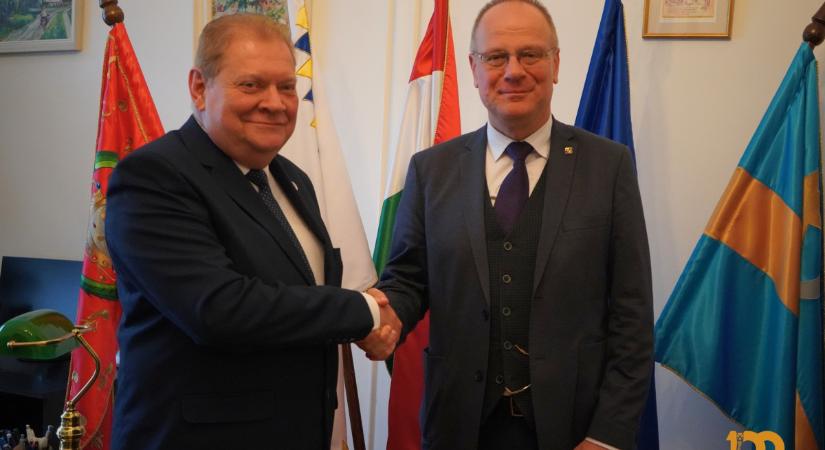 Megköszönte Navracsics Tibornak a pénzt Hajdúszoboszló polgármestere